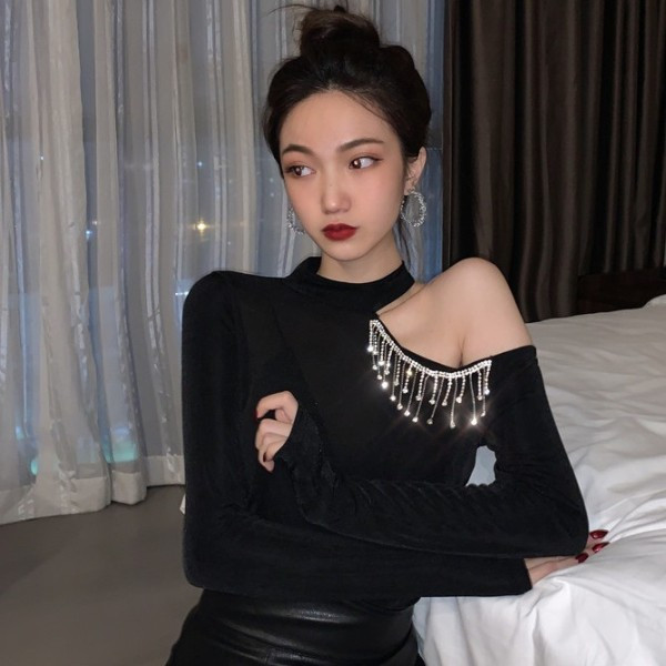 Γυναικεία βελούδο μπλούζα με γυμνό ώμο και κρόσσια