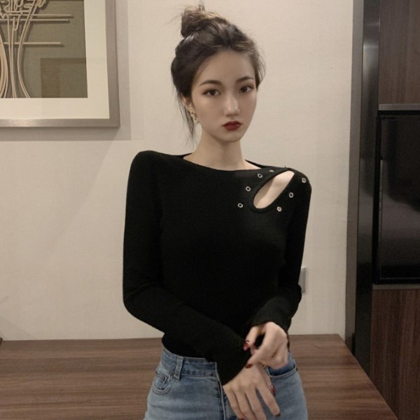 Vékony kötésből készült női blúz fekete színben, fém szegecsekkel