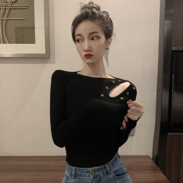 Vékony kötésből készült női blúz fekete színben, fém szegecsekkel