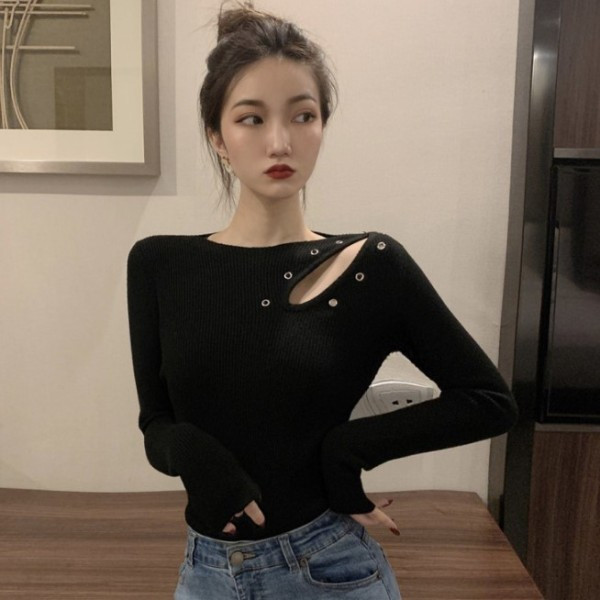 Vékony kötésből készült női blúz fekete színben, fém szegecsekkel