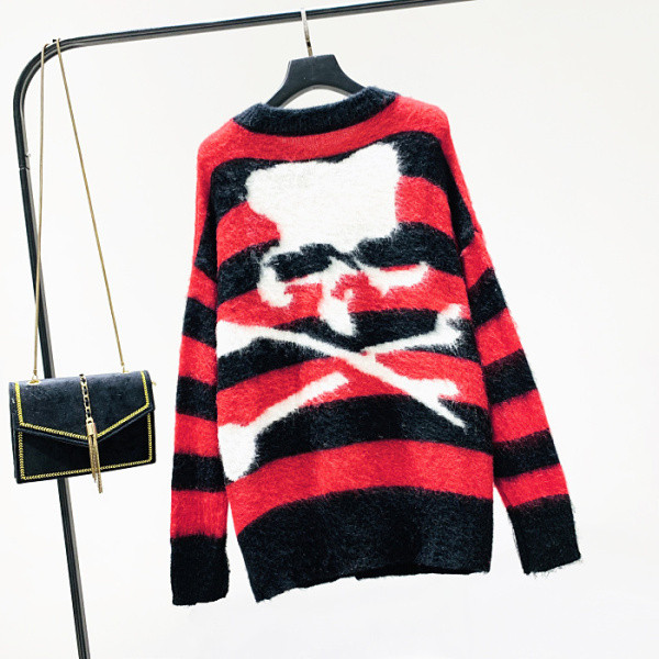 Modern csíkos női pulóver kerek nyakkivágással