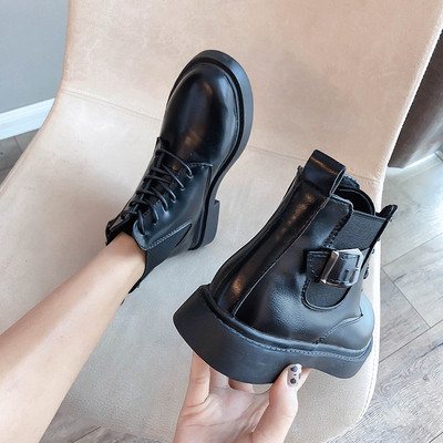 Καθημερινές γυναικείες μπότες με κορδόνια και ίσια σόλα σε μαύρο χρώμα