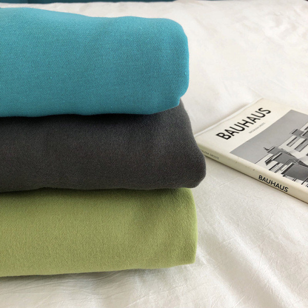 Napi női pulóver három színben, zsebekkel és kapucnival