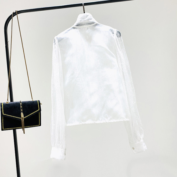 Fehér női ing gombokkal és szalaggal