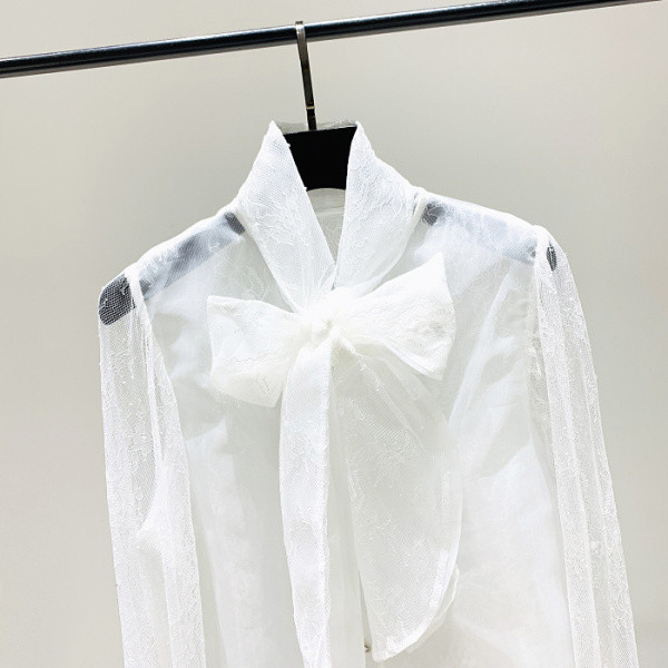 Fehér női ing gombokkal és szalaggal