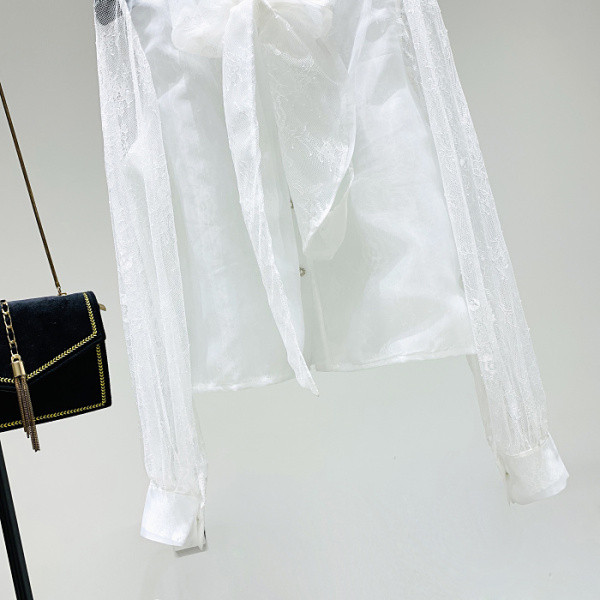 Fehér női ing gombokkal és szalaggal