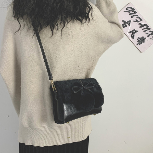 Μοντέρνα γυναικεία τσάντα σε 4 χρώματα