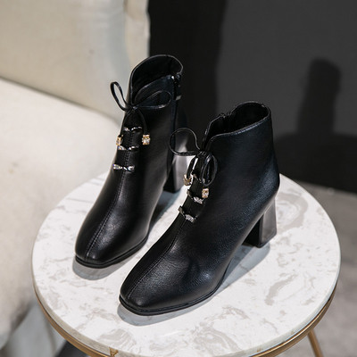 Elegáns női csizma vastag sarkú és fűzős fekete színben