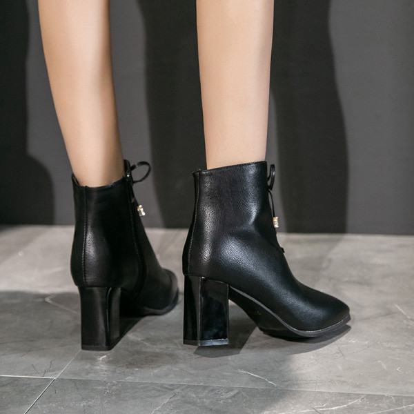 Elegáns női csizma vastag sarkú és fűzős fekete színben