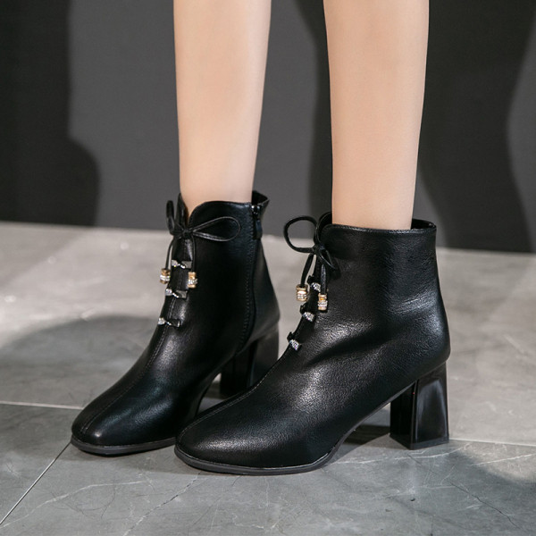 Elegáns női csizma vastag sarkú és fűzős fekete színben