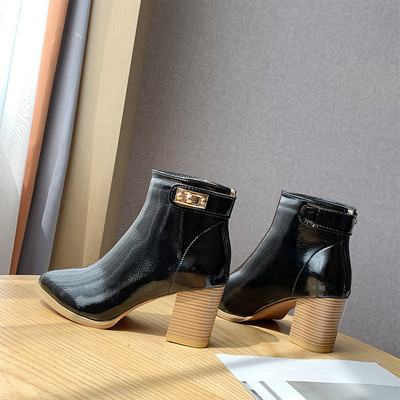 Elegáns, fényes női csizma vastag sarkú fehér és fekete színben