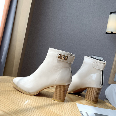 Elegáns, fényes női csizma vastag sarkú fehér és fekete színben