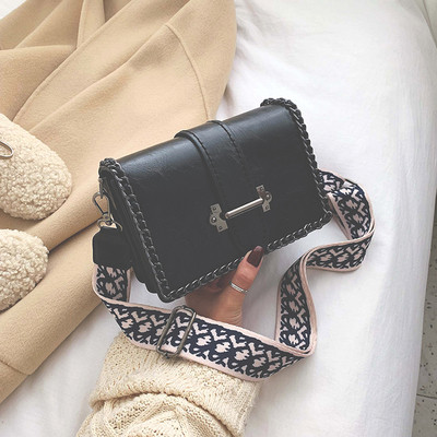 Μοντέρνα γυναικεία τσάντα με μεταλλικό κούμπομα σε τέσσερα χρώματα