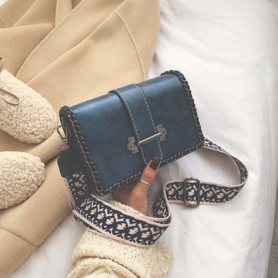 Μοντέρνα γυναικεία τσάντα με μεταλλικό κούμπομα σε τέσσερα χρώματα