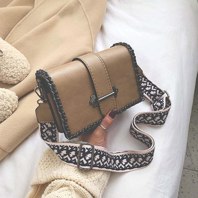 Μοντέρνα γυναικεία τσάντα με μεταλλικό κούμπομα σε τέσσερα χρώματα