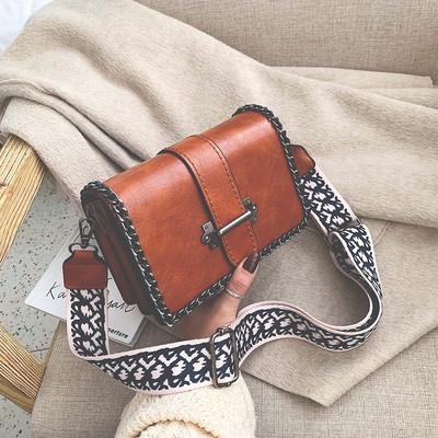 Μοντέρνα γυναικεία τσάντα με μεταλλικό κούμπομα σε τέσσερα χρώματα