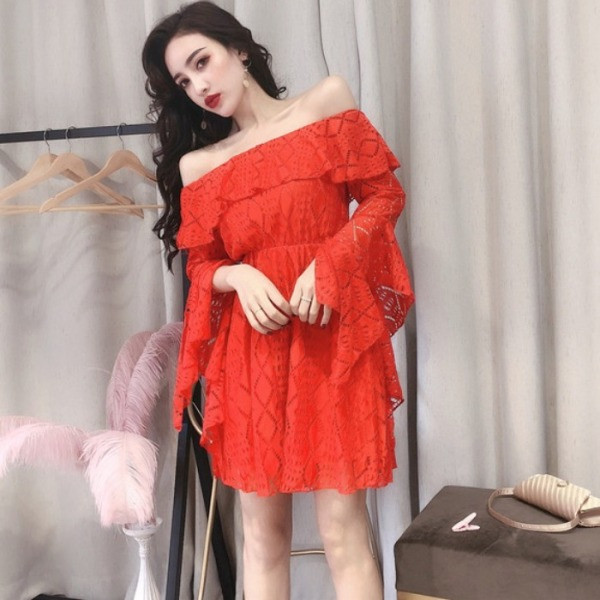 Γυναικέιο φόρεμα από δαντέλα με γυμνά ώμους σε λευκό, κόκκινο και μαύρο χρώμα