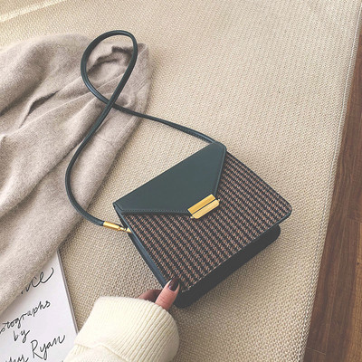 Καθημερινή τσάντα με μεγάλη λαβή και μεταλλικό συνδετήρα σε διάφορα χρώματα