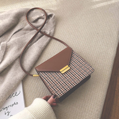 Καθημερινή τσάντα με μεγάλη λαβή και μεταλλικό συνδετήρα σε διάφορα χρώματα