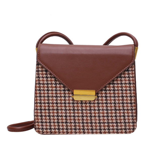 Καθημερινή τσάντα με μεγάλη λαβή και μεταλλικό συνδετήρα σε διάφορα χρώματα