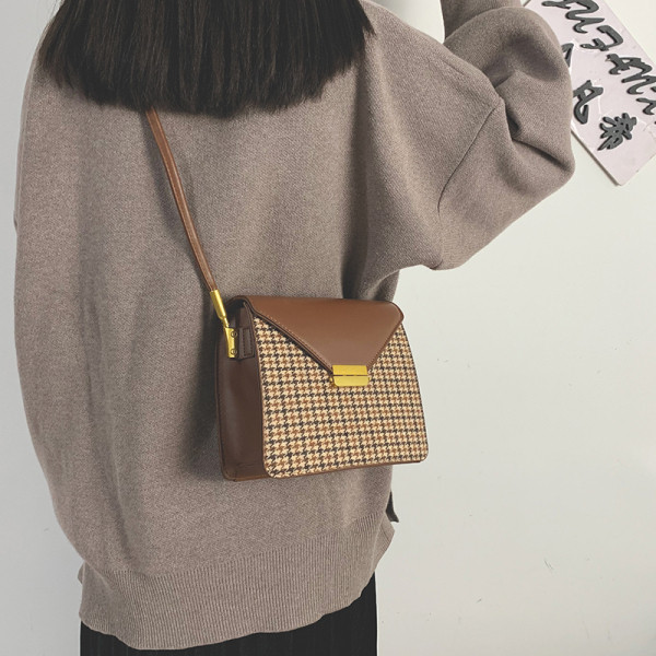 Καθημερινή τσάντα με μεγάλη λαβή και μεταλλικό συνδετήρα σε διάφορα χρώματα