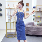 Hosszú farmerruha pánttal és kék övvel