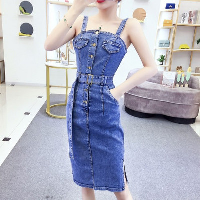 Hosszú farmerruha pánttal és kék övvel