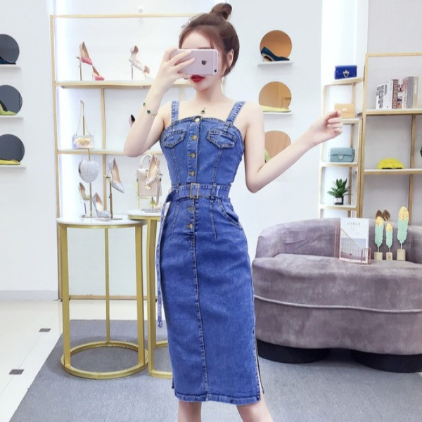 Hosszú farmerruha pánttal és kék övvel