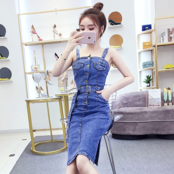 Hosszú farmerruha pánttal és kék övvel