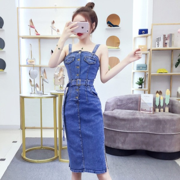 Hosszú farmerruha pánttal és kék övvel