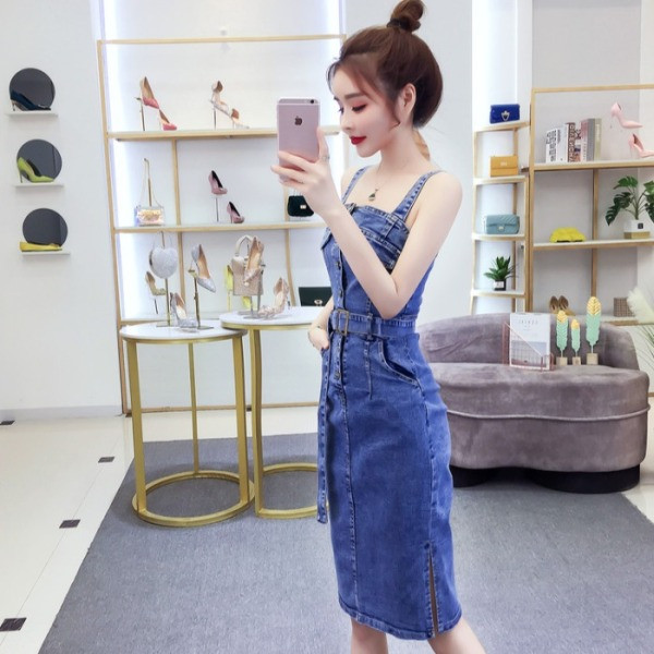 Hosszú farmerruha pánttal és kék övvel