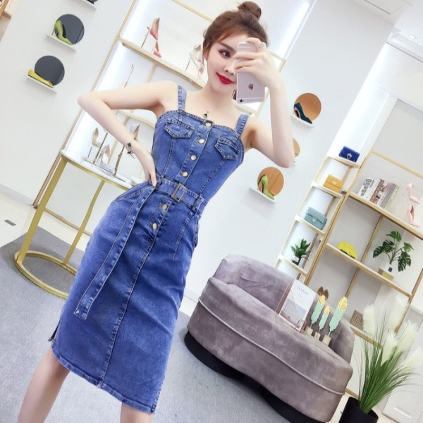 Hosszú farmerruha pánttal és kék övvel