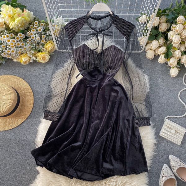 Hosszú női bársonyruha tüllrel, fekete színben