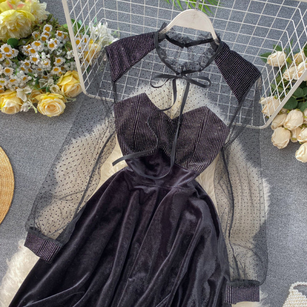 Hosszú női bársonyruha tüllrel, fekete színben