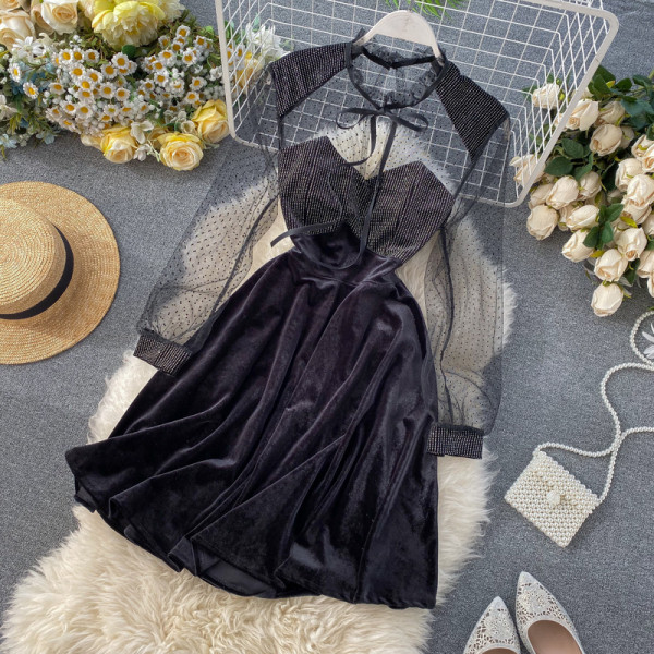 Hosszú női bársonyruha tüllrel, fekete színben