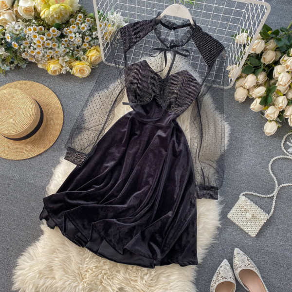 Hosszú női bársonyruha tüllrel, fekete színben