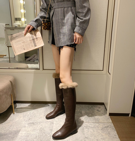 Modern női csizma tollas fekete és barna színekben