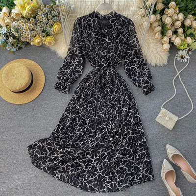 Hosszú női rakott ruha széles ujjal és szalaggal