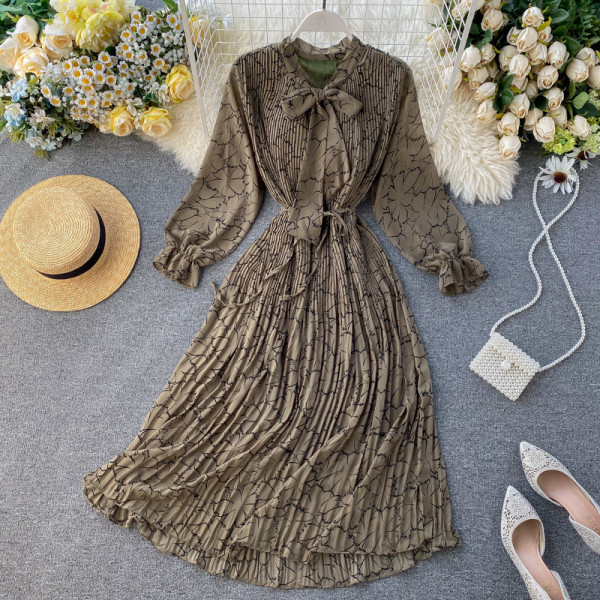 Hosszú női rakott ruha széles ujjal és szalaggal