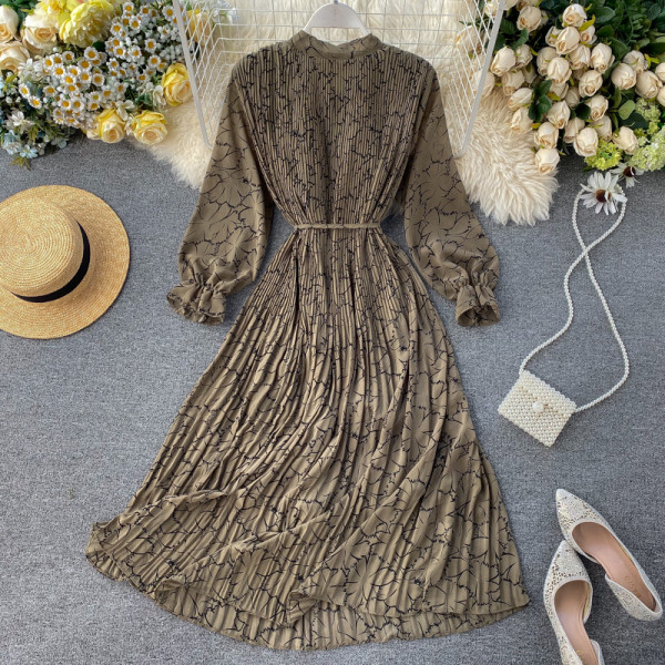 Hosszú női rakott ruha széles ujjal és szalaggal