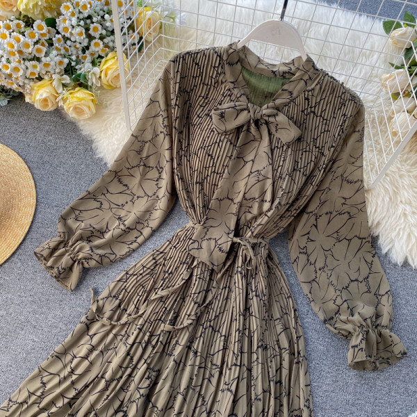 Hosszú női rakott ruha széles ujjal és szalaggal