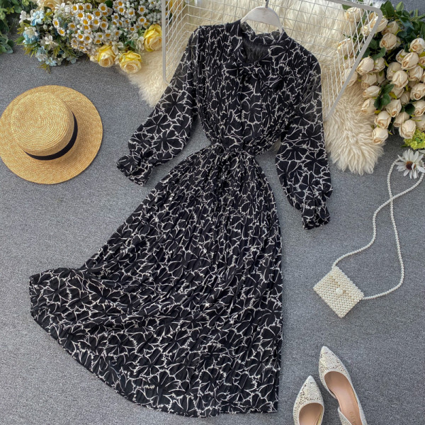 Hosszú női rakott ruha széles ujjal és szalaggal