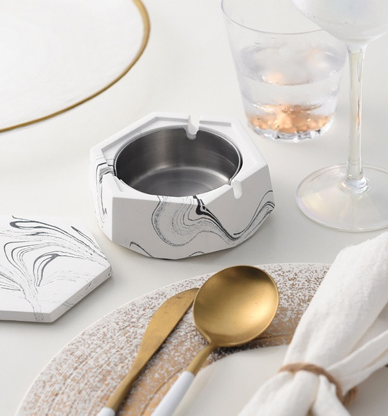 Αδιάβροχο τασάκι με εσωτερική επένδυση από ανοξείδωτο ατσάλι και καπάκι εμπλοκής καπνού