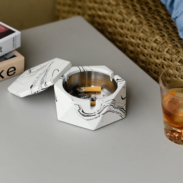 Αδιάβροχο τασάκι με εσωτερική επένδυση από ανοξείδωτο ατσάλι και καπάκι εμπλοκής καπνού