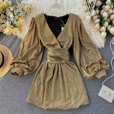 Stílusos női ruha V-nyakú, széles ujjú fekete és arany színben