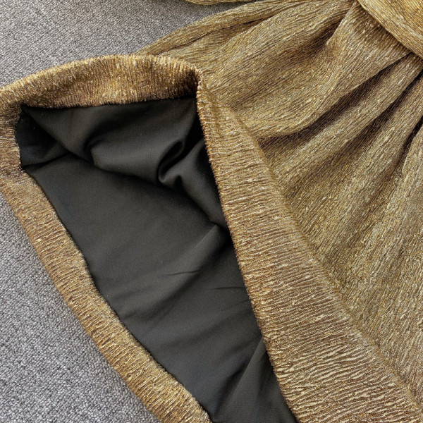 Stílusos női ruha V-nyakú, széles ujjú fekete és arany színben