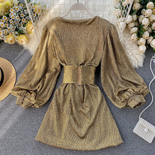 Stílusos női ruha V-nyakú, széles ujjú fekete és arany színben