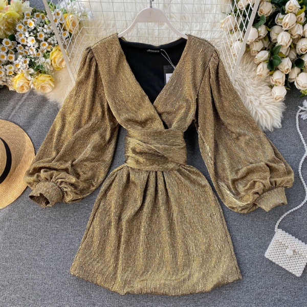 Stílusos női ruha V-nyakú, széles ujjú fekete és arany színben