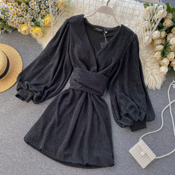 Stílusos női ruha V-nyakú, széles ujjú fekete és arany színben