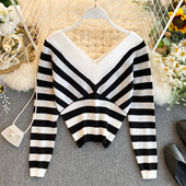 Női csíkos pulóver V-nyakkal, fekete-fehér színben